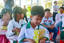 'Cùng em tựu trường' tại xã Tân Hưng