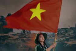 Á khôi Thanh lịch Hà Nội gây 'sốt' với bộ ảnh lấy cảm hứng từ phim 'Mưa đỏ'
