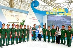 Gian hàng Cà Mau vẫn 'hút khách' tại Triển lãm thành tựu đất nước