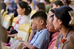 Khoảnh khắc xúc động trong đêm Vu Lan báo hiếu
