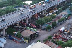 Ngổn ngang những bãi xe 'tự phát' đe dọa an toàn cầu Thăng Long