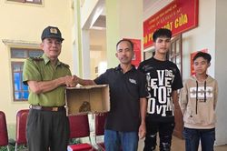 Người dân Nghệ An trao trả cá thể culi quý hiếm cho kiểm lâm Yên Thành