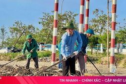Thu gom nhiều tấn rác, làm sạch bãi biển sau mưa bão