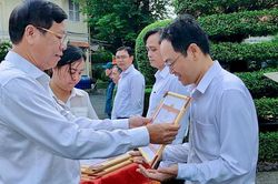 TP Hồ Chí Minh: Phường Bình Thạnh khen thưởng các điển hình thực hiện tốt chính quyền địa phương 2 cấp