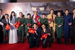Dàn diễn viên vỡ òa khi 'Mưa đỏ' đạt top 1 doanh thu, đạo diễn tri ân 'đại gia đình' và khán giả