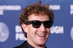 Ông chủ Facebook Mark Zuckerberg bị kiện bởi ... Mark Zuckerberg