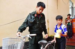 Trao quà và kinh phí hỗ trợ xây dựng nhà tình thương tại xã Tây Yên