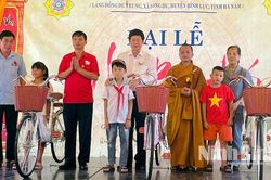 200 suất quà tặng hộ nghèo, hộ có hoàn cảnh khó khăn ở xã Bình Lục