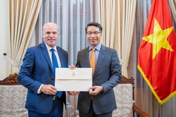 Lãnh đạo Cục Lễ tân Nhà nước và Phiên dịch đối ngoại tiếp nhận bản sao Thư ủy nhiệm bổ nhiệm Đại sứ Canada tại Việt Nam
