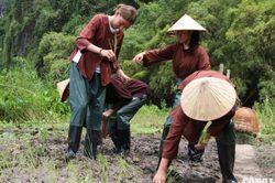 Du khách quốc tế say mê khám phá vẻ đẹp thanh bình của đồng quê Ninh Bình