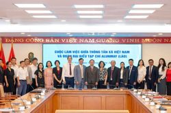 Tạp chí lý luận Lào tìm hiểu quy trình sáng tạo nội dung báo chí đa nền tảng của Báo điện tử VietnamPlus