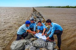 Người 'chiến sĩ' tiên phong trên tuyến đê biển Tây