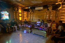 Đột kích quán karaoke, bắt quả tang 10 đối tượng tổ chức 'tiệc' ma túy