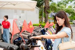 Người dùng xe máy điện hài lòng với chính sách hậu mãi độc quyền của VinFast
