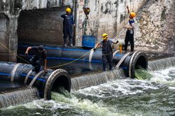 Nước sông Tô Lịch đổi màu xanh