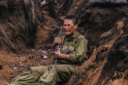 Diễn viên phim 'Mưa đỏ' tiết lộ cảnh bị cắt khỏi bản chiếu rạp