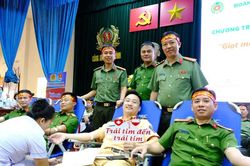 Hàng trăm công an hiến máu tình nguyện