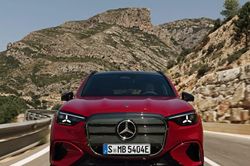 Xe điện Mercedes GLC lộ diện với lưới tản nhiệt phát sáng và công nghệ cao cấp