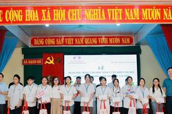 Gần 500 học sinh Nghệ An nhận học bổng vượt khó
