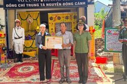 Truy tặng Huân chương Bảo vệ Tổ quốc cho trung tá Nguyễn Đông Cánh hy sinh ở Đắk Lắk