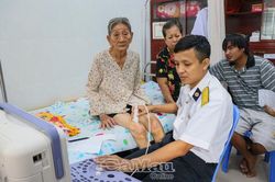 Khám bệnh, cấp thuốc miễn phí cho Nhân dân xã Năm Căn