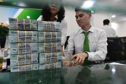 Chính phủ chỉ đạo đẩy nhanh tăng vốn cho Vietcombank, VietinBank, BIDV