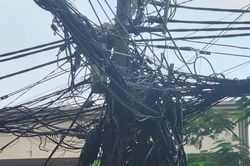 TP Hồ Chí Minh: ngầm hóa lưới điện nhưng cột điện, dây cáp vẫn án ngữ đô thị
