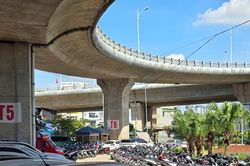 Hà Nội yêu cầu rà soát, xử lý dứt điểm các bãi trông giữ xe dưới gầm cầu