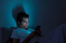 Những mẹo hay giúp loại bỏ ánh sáng xanh nguy hiểm từ màn hình thiết bị điện tử