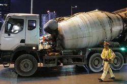 CSGT hóa trang xử lý xe tải độ đèn, lắp còi hơi chạy ban đêm