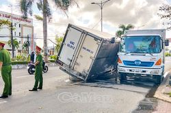 Tai nạn giao thông làm xe tải hư hỏng nặng