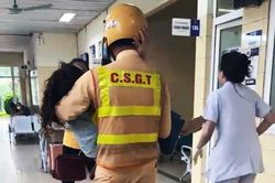 CSGT Hà Nội kịp thời cứu giúp người phụ nữ sốc phản vệ