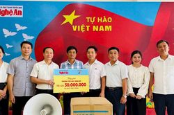 Báo và phát thanh, truyền hình Nghệ An cùng Cảng Nghệ Tĩnh trao quà hỗ trợ trường Tiểu học Xiêng My