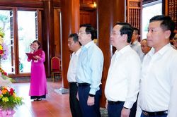 Phó Thủ tướng Chính phủ Mai Văn Chính dâng hương tưởng niệm Chủ tịch Hồ Chí Minh tại Khu Di tích Kim Liên