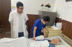Bà cụ 80 tuổi suýt mất bàn chân vì vết xây xước nhỏ