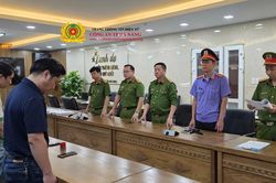 Bắt nhóm đối tượng 'điều chế' hàng vạn hũ nước yến chưng giả