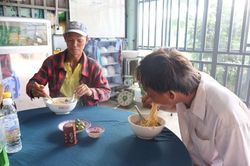 Ấm lòng từ 'Tiệm mì chay 1.000 đồng'