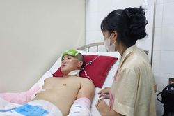 MS 1033: Xót xa người cha trẻ bị điện giật lúc làm thuê, nguy cơ mất đôi tay nuôi con nhỏ