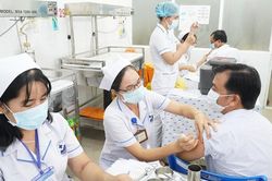 Bác sĩ, dược sĩ được xếp lương từ bậc 2 ngay khi tuyển dụng, nâng phụ cấp ưu đãi lên tối thiểu 70%