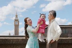 Ảnh đẹp như tranh vẽ của vợ chồng Chi Bảo bên hai con ở Anh