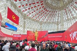 Dòng người nô nức về tham quan Triển lãm thành tựu Đất nước trong những ngày cuối