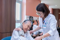 Thứ trưởng Trần Văn Thuấn: 'Mục tiêu 10 năm tới – miễn viện phí, thẻ BHYT đến tay 100% người dân'