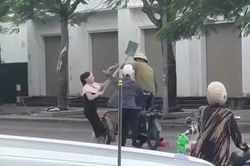 Xác minh clip người phụ nữ dùng xẻng 'tác động' lái xe xích lô