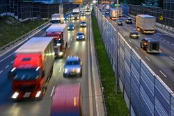 EU đẩy nhanh rà soát mục tiêu cấm xe phát thải CO2 vào năm 2035
