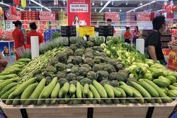 Giảm giá sâu chưa đủ, bán lẻ thêm nhiều loại hình khuyến mại để kích cầu tiêu dùng