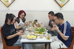 Quán gỏi gà Trấn Thành khen nức nở bị đánh giá 'không giống review'