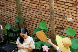 Quán cà phê tái hiện ký ức làng quê Việt với cổng làng, mái ngói rêu phong