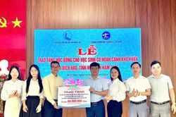 Trao học bổng Slovakia – Việt Nam cho học sinh nghèo vượt khó tại Nghệ An