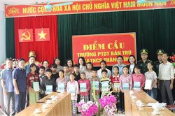 Báo và phát thanh, truyền hình Tuyên Quang thăm, tặng quà tại trường Phổ thông Dân tộc bán trú TH&THCS Thàng Tín