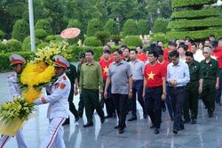 Thứ trưởng Đỗ Xuân Tuyên cùng đoàn Hội Cựu chiến binh Bộ Y tế tri ân các Anh hùng, Liệt sĩ tại Điện Biên